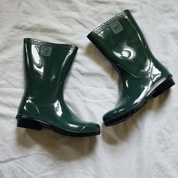 UGG Other - Ugg Kids Raana Rainboot size 1, Pine color